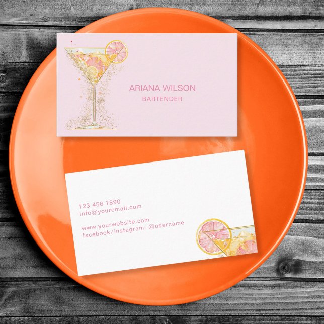 Cartão De Visita Evento do Clube do Bar Coquetel do Bartender Rosa  (YELLOW COCKTAIL IN MARTINI GLASS ON A BLUSH PINK BACKGROUND BARTENDER BUSINESS CARD)