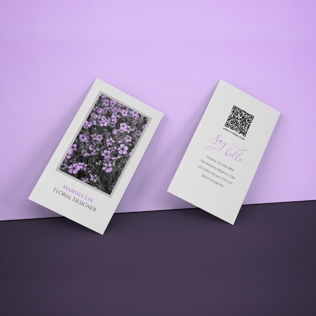 Cartão de Visita Floral Branco Elegante com Código (Criador carregado)