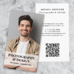 Cartão De Visita Foto de código QR profissional<br><div class="desc">Afaste-se da multidão e faça uma impressão duradoura com este cartão de visita moderno com a sua foto sobreposta com a sua profissão e o seu nome em tipografia ousada e moderna. No verso, personalize com suas informações de contato e adicione um endereço url para criar um código QR digitalizável...</div>