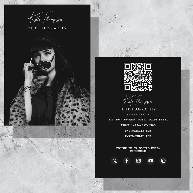 Cartão De Visita Fotografia de Letra de Script em Branco Preto (Script Font Photographer Black White Photography Business Card)