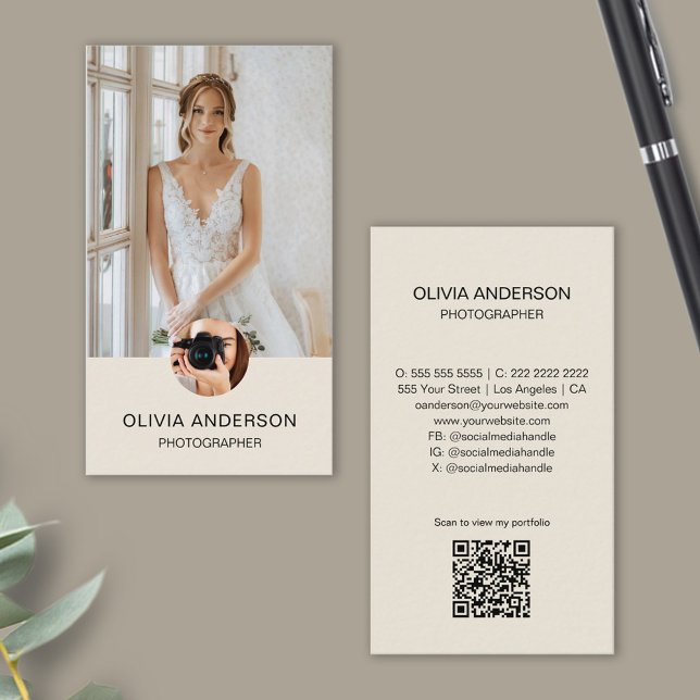 Cartão De Visita Fotógrafo Moderno 2 Fotografias Código QR Simples  (Modern Photographer 2 Photos QR Code Simple Cream Business Card)