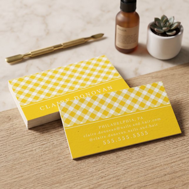 Cartão De Visita Gingham Amarelo Ensolarado (Simulated business cards on table)