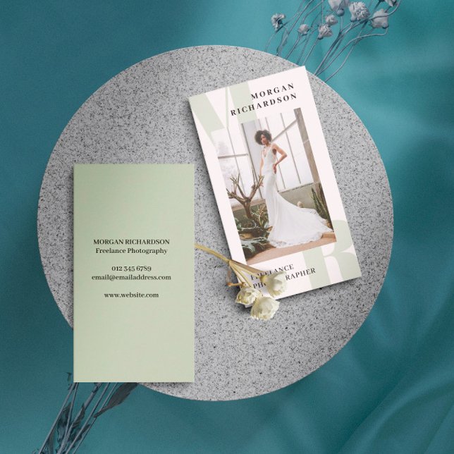 Cartão De Visita Grandes Iniciais Sage Green Typografia Fotógrafo (Criador carregado)
