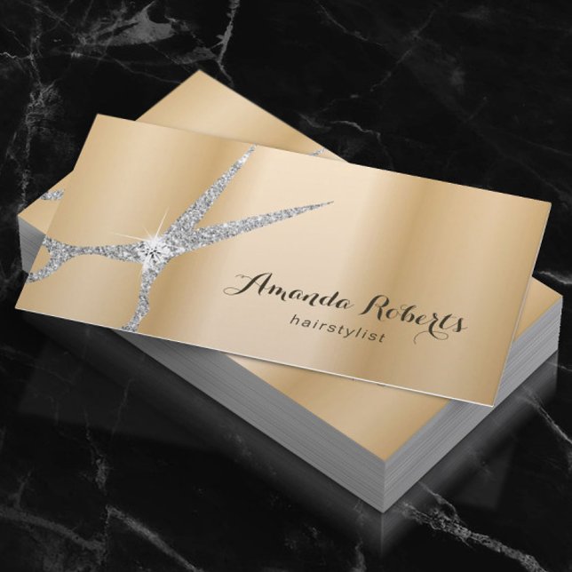 Cartão De Visita Hair Stylist Modern Silver Scissor Salon Dourado (Criador carregado)