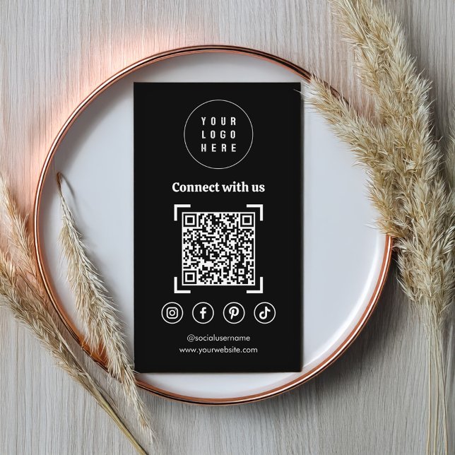 Cartão De Visita Ícones de mídia social Código QR preto (A modern black card with a QR code, social media icons, and website address)