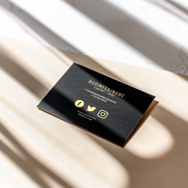Cartão De Visita Ícones negros e dourados nas mídias sociais luxo (A clean, modern business card featuring a bold black background with sophisticated gold accents)