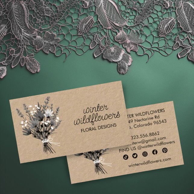 Cartão De Visita Ícones sociais elegantes do Buquê de flor selvagem (Kraft custom business cards with social media icons and sweet wildflower bouquet artwork)