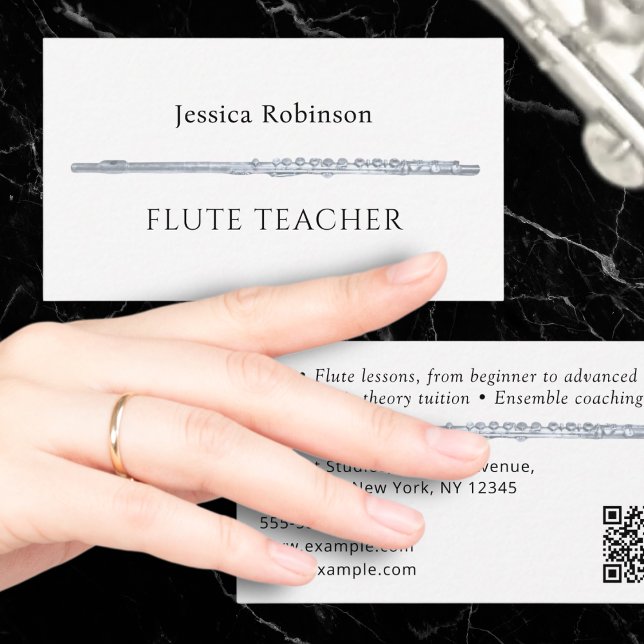 Cartão De Visita Instrutor de instrutor de instrumentos musicais de (A business card for a flute teacher, with scannable QR code and stylish black and white design)