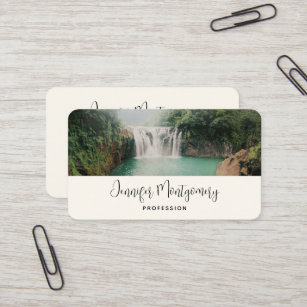 Cartão De Visita Linda cachoeira em uma floresta de montanha
