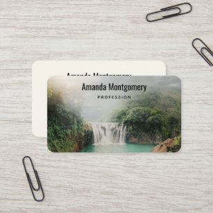 Cartão De Visita Linda cachoeira em uma floresta de montanha