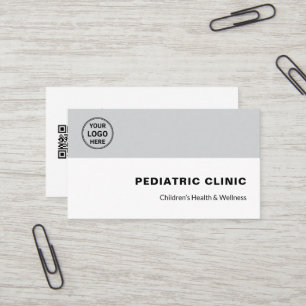 Cartão De Visita Logotipo Cinza QR de Clínica Pediátrica Médica