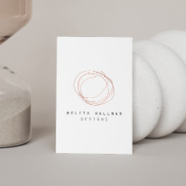 Cartão De Visita Logotipo de caractere mínimo do designer em Rosa D