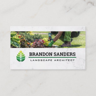 Cartão De Visita Logotipo de Folha Verde   Jardineiro Trabalhando n