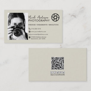 Cartão De Visita Logotipo Minimalista Moderno Bege na Frente de Fot