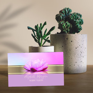 Cartão De Visita Lótus Violeta Elegante com Listras Modernas Dourad