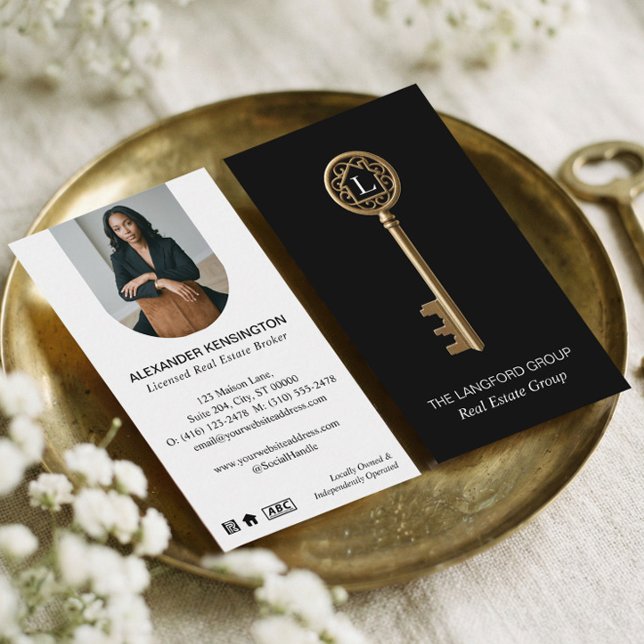 Cartão De Visita Luxury Black Gold Monogram Key Real Estate Agent (Luxury Black Gold Monogram Key Real Estate Agent Business Card)