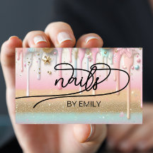 Manicurista de salão de prego de pintura pastel