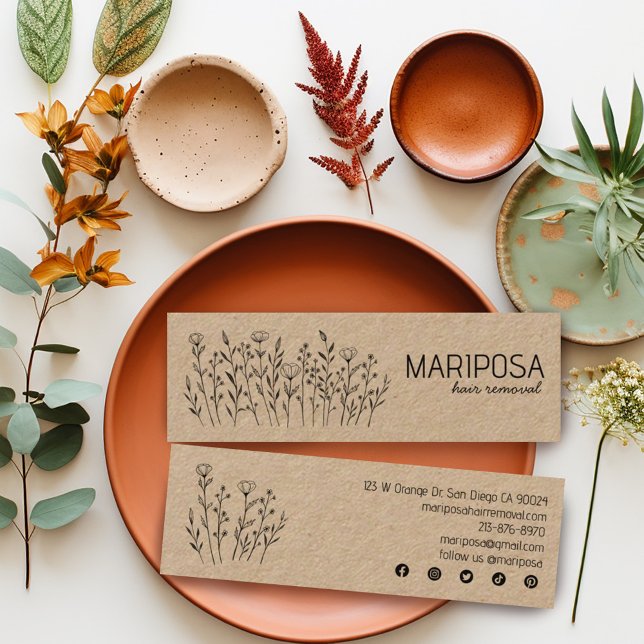 Cartão De Visita Mini Selvagens Ícones Sociais Personalizados Legais KRA (Mini kraft custom business cards with social media icons and graceful line art of wildflowers)