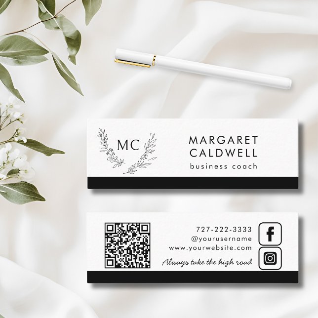 Cartão De Visita Mini Terra do Monograma Preto e Branco (Black and White Monogram Wreath Mini Business Card with Social Media and QR Code)