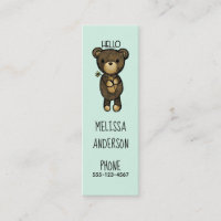 Urso castanho-branco segurando uma flor amarela