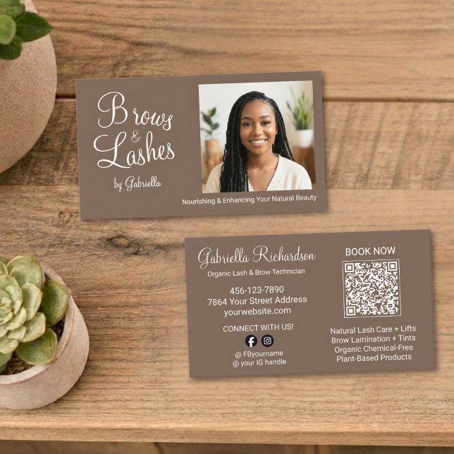 Cartão De Visita Mocha Brown Script Photo QR Code Brows and Lashes (Criador carregado)