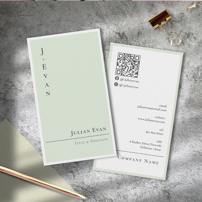 Cartão De Visita Modern Clean Chic Sage Green Scannable QR Code (Modern Clean Chic Sage Green Scannable QR Code Business Card)