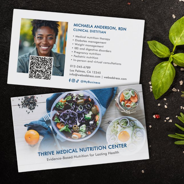 Cartão De Visita Modern Dietitian/Nutritionist QR Code Social Media (Criador carregado)