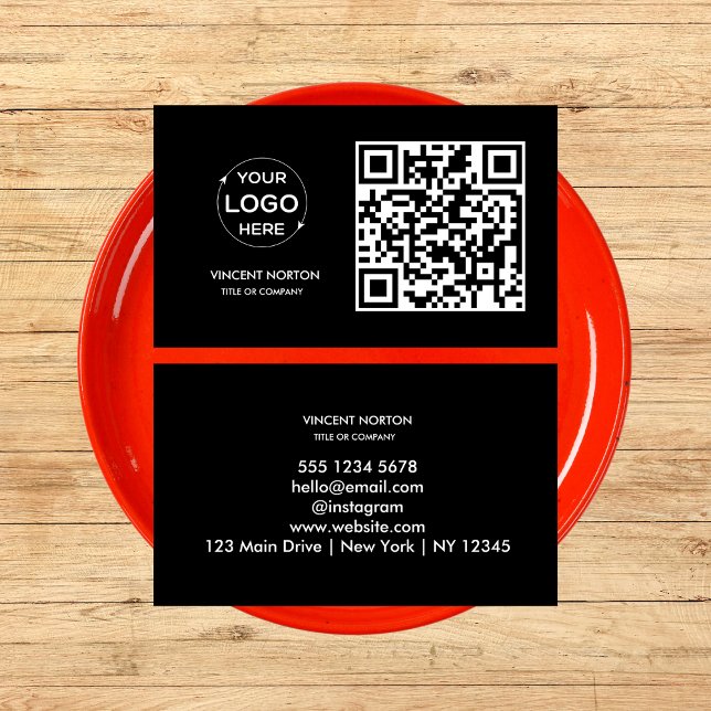Cartão de visita moderno com código QR e logotipo  (Modern Business Card with QR Code and Custom Logo in black background.)