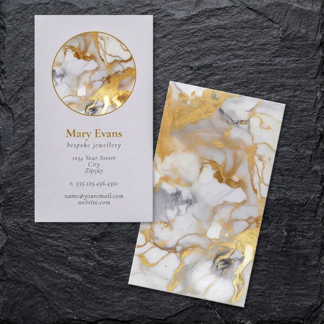 Cartão de visita moderno com efeito de mármore bra (White and gold marble effect modern business card.)