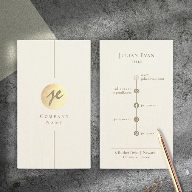 Cartão De Visita Monograma de Script Luxo Dourado e Branco Moderno (Modern Creamy White & Gold Luxe Script Monogram Business Card)