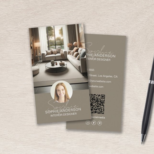 Cartão De Visita Nome do Script do Designer Interior Foto QR Taupe (Interior Designer Script Name Photo QR Taupe Business Card)