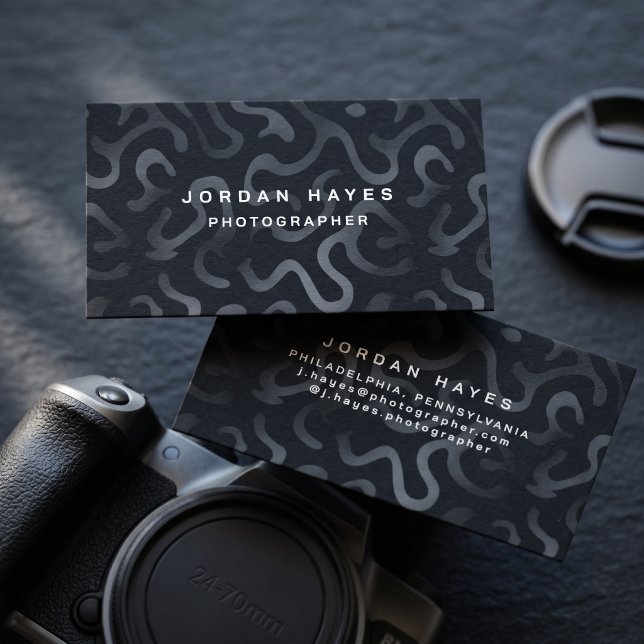 Cartão De Visita Padrão Abstrato Moderno de Carvão Design Minimalis (Simulated business cards on table)