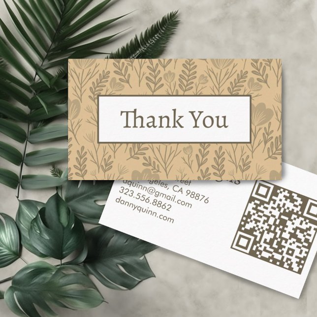Cartão De Visita Padrão Floral Ordem Botânica Elegante Obrigado (Neutral tan colored floral pattern on this custom thank you business card with QR code)