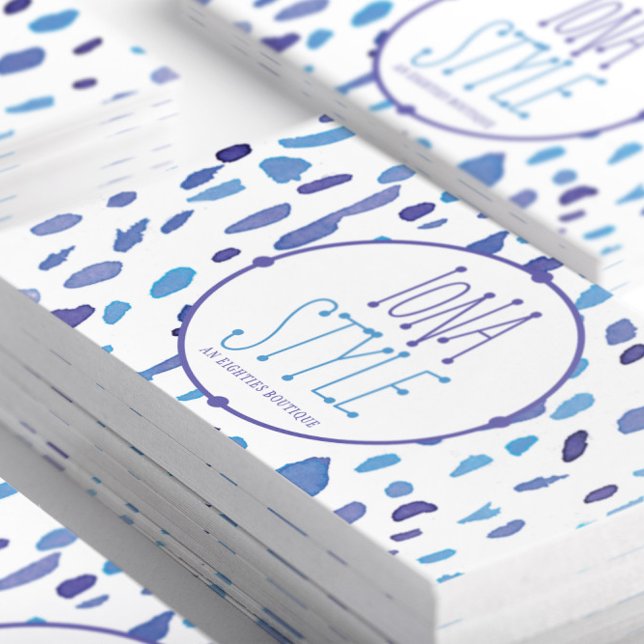 Cartão De Visita Padrão legal de Abstrato púrpura e azul de aquarel (Close-up Stacked Retro Purple and Blue Abstract Watercolor Dot Business Cards—Front)