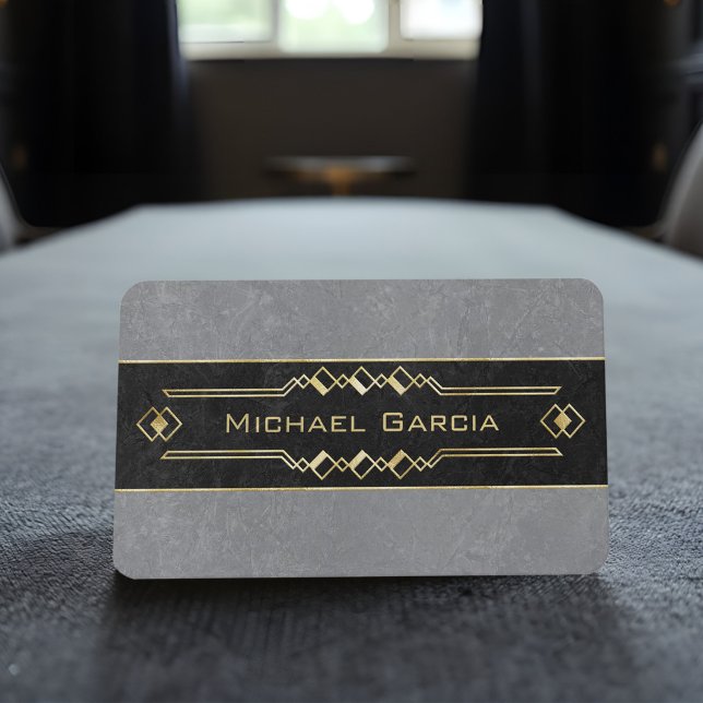 Cartão De Visita Pedra Negra e Cinza Elegante com Ênfase Deco Doura (Sophisticated black and gray business cards with gold Art Deco accents, elegant and professional.)
