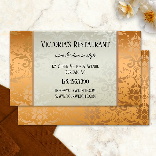 Cartão de visita profissional Dourado do Rosa Dama (Restaurant business card featuring an elegant rose gold damask pattern design with silver grey)