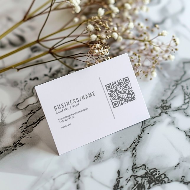Cartão de visita QR code cinza e branco (Minimalist white business card with grey text and QR code for instant contact.)