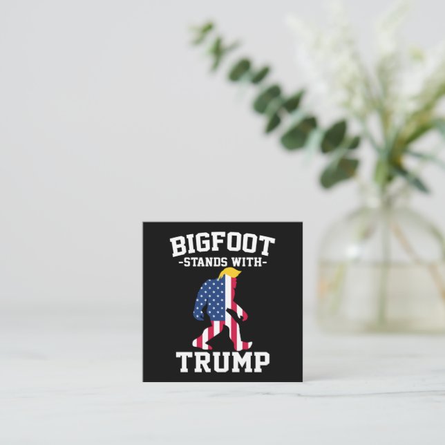 Cartão De Visita Quadrado Bigfoot Com Eleições Trump 2024 (Em pé/Frente)
