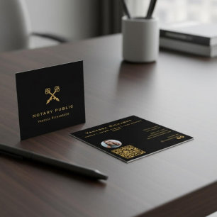 Cartão De Visita Quadrado Código QR de Canetas Cruzadas Preto e Dourado Prof