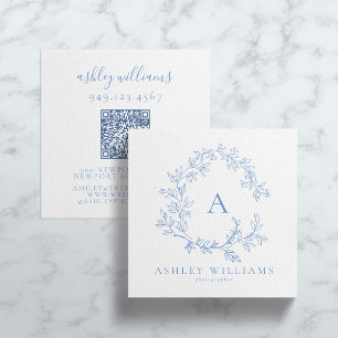 Cartão De Visita Quadrado Código QR do Pastel Azul Monograma Crest Floral