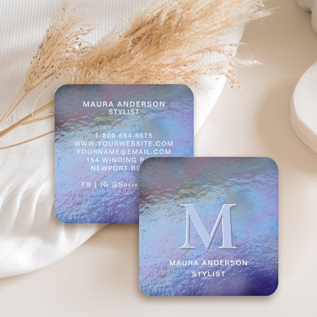 Cartão De Visita Quadrado Elegante Holográfico Azul Roxo Moderno Monograma (holographic business card square purple blue monogram hairdresser stylist artist lash nails makeup)