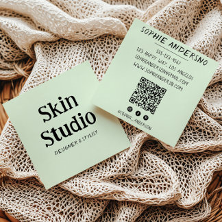 Cartão De Visita Quadrado Estúdio de Pele Minimalista Verde Salvia Código Qr