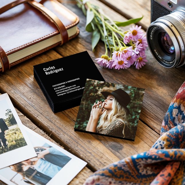Cartão De Visita Quadrado Foto de fotógrafo moderno, preto e branco simples (Modern photographer photo simple black and white)