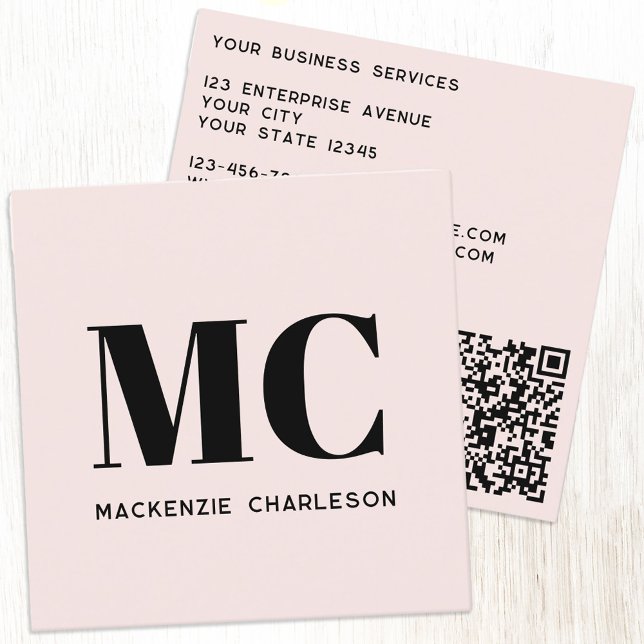 Cartão De Visita Quadrado Iniciais de Monograma Moderno Código QR Cor-de-ros (Simple minimalist monogram initials QR code blush pink professional business card)