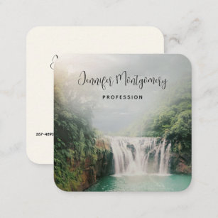 Cartão De Visita Quadrado Linda cachoeira em uma floresta de montanha
