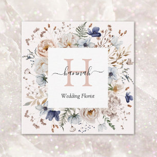 Cartão De Visita Quadrado Monograma Elegante Flores Azuis Bege Floral Bonito