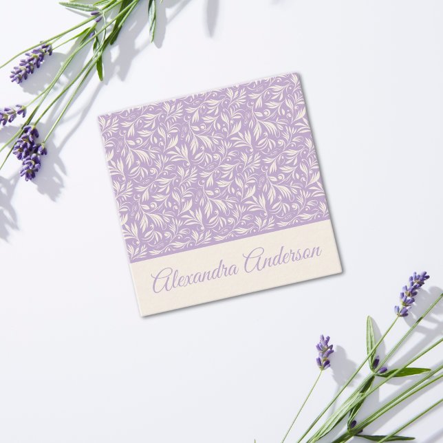 Cartão De Visita Quadrado Script de Padrão de Folhas Botânicas Mínimas (Minimal Botanical Purple Leaves Pattern Script Square Business Card )