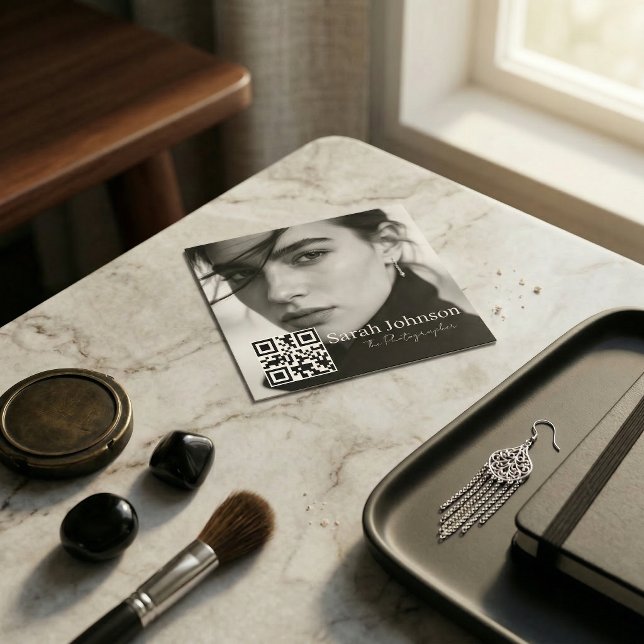 Cartão De Visita Quadrado Simple modern QR code minimal social media  (Criador carregado)