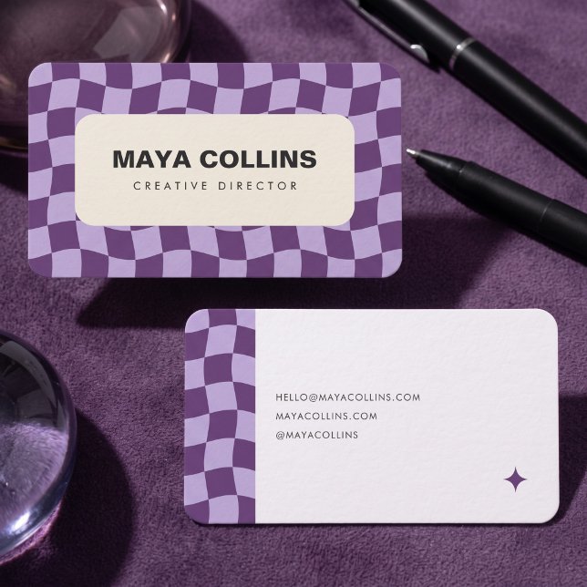 Cartão De Visita Roxo Xadrez Ondulado da Moda (Simulated business cards on table)