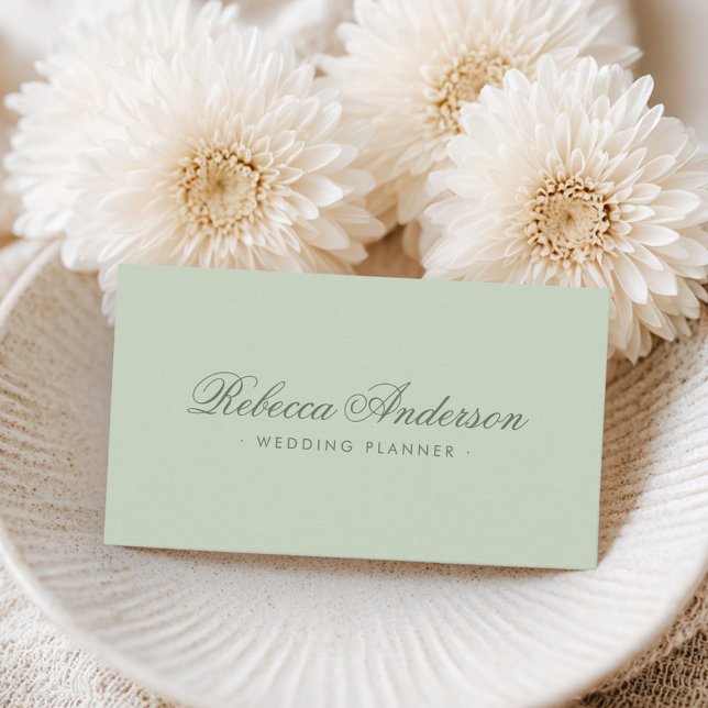 Cartão De Visita Script bonito de tendência de chic verde-claro (Light sage green minimal chic trendy pretty script business card)